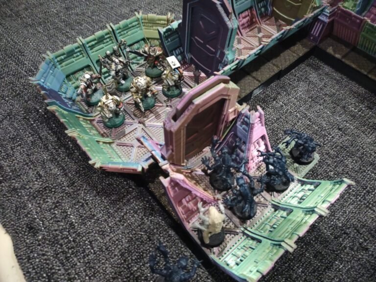 Imprimante 3D en action, fabriquant une pièce complexe, illustrant l'impression sur mesure et le prototypage rapide.