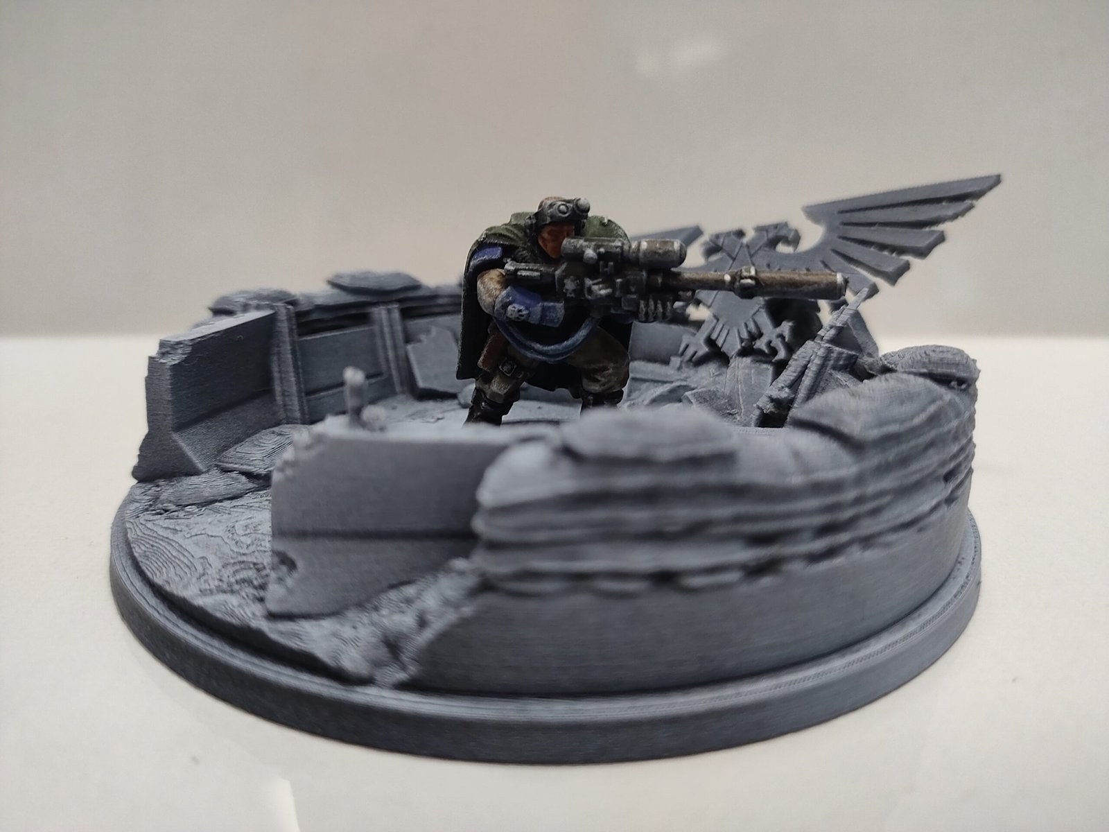 Diorama Tranchées pour figurines socle de 28 mm à XX mm 4 Diorama de tranchées pour figurines de collection. Possibilité d'augmenter l'échelle pour inclure le socle 32, 40, 50 et plus sur demande avec supplément. - Type de produit : Diorama pour figurines diamètre socle 28mm, hauteur totale 4cm, diamètre totale 10cm - possibilité d'imprimer dans une autre échelle - Âge recommandé : 12 ans et + - Composition du lot : Diorama avec éléments de sac de sable et tranchée, sans la figurines de scout Neuf à peindre, imprimé en PLA plus haute qualité Un superbe décor pour vos figurines de collection de bataille ! N'hésitez pas à me contacter pour plus d'informations. Produit sous licence commerciale par MINIFORGE.