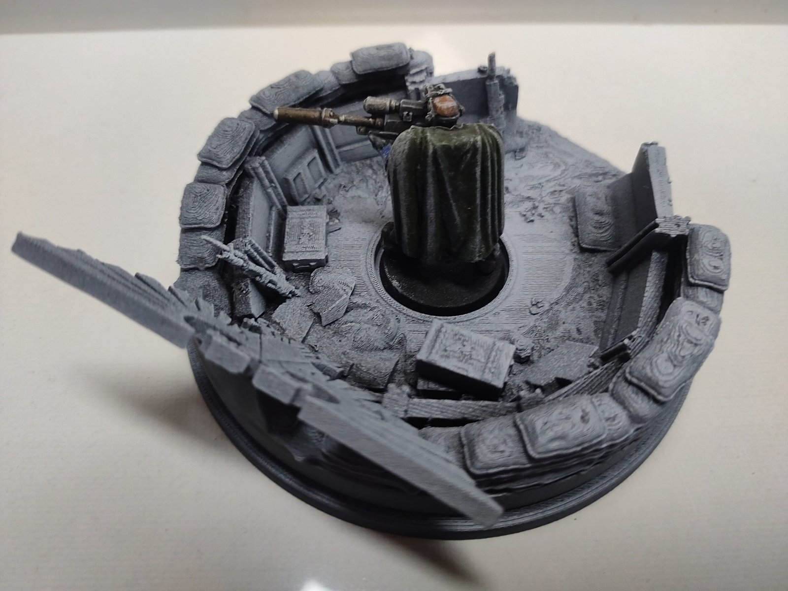 Diorama Tranchées pour figurines socle de 28 mm à XX mm 6 Diorama de tranchées pour figurines de collection. Possibilité d'augmenter l'échelle pour inclure le socle 32, 40, 50 et plus sur demande avec supplément. - Type de produit : Diorama pour figurines diamètre socle 28mm, hauteur totale 4cm, diamètre totale 10cm - possibilité d'imprimer dans une autre échelle - Âge recommandé : 12 ans et + - Composition du lot : Diorama avec éléments de sac de sable et tranchée, sans la figurines de scout Neuf à peindre, imprimé en PLA plus haute qualité Un superbe décor pour vos figurines de collection de bataille ! N'hésitez pas à me contacter pour plus d'informations. Produit sous licence commerciale par MINIFORGE.