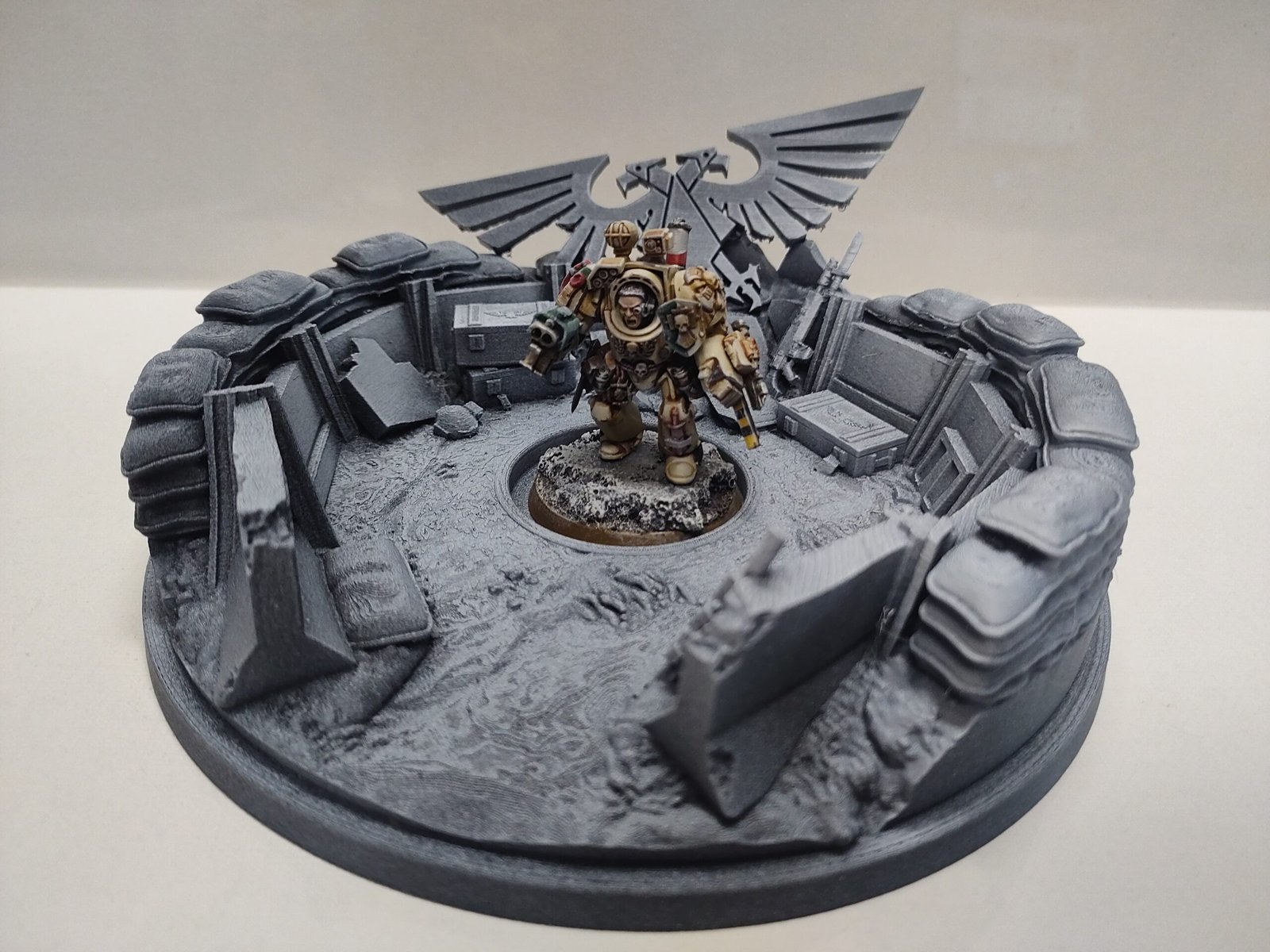 Diorama Tranchées pour figurines socle de 28 mm à XX mm 7 Diorama de tranchées pour figurines de collection. Possibilité d'augmenter l'échelle pour inclure le socle 32, 40, 50 et plus sur demande avec supplément. - Type de produit : Diorama pour figurines diamètre socle 28mm, hauteur totale 4cm, diamètre totale 10cm - possibilité d'imprimer dans une autre échelle - Âge recommandé : 12 ans et + - Composition du lot : Diorama avec éléments de sac de sable et tranchée, sans la figurines de scout Neuf à peindre, imprimé en PLA plus haute qualité Un superbe décor pour vos figurines de collection de bataille ! N'hésitez pas à me contacter pour plus d'informations. Produit sous licence commerciale par MINIFORGE.