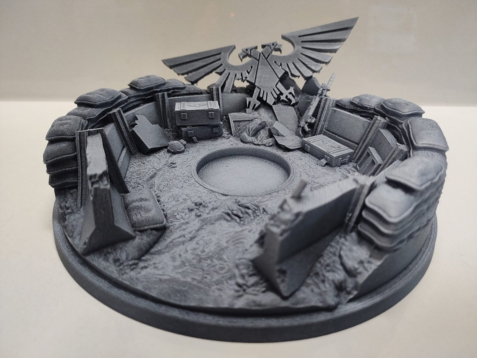 Diorama Tranchées pour figurines socle de 28 mm à XX mm 8 Diorama de tranchées pour figurines de collection. Possibilité d'augmenter l'échelle pour inclure le socle 32, 40, 50 et plus sur demande avec supplément. - Type de produit : Diorama pour figurines diamètre socle 28mm, hauteur totale 4cm, diamètre totale 10cm - possibilité d'imprimer dans une autre échelle - Âge recommandé : 12 ans et + - Composition du lot : Diorama avec éléments de sac de sable et tranchée, sans la figurines de scout Neuf à peindre, imprimé en PLA plus haute qualité Un superbe décor pour vos figurines de collection de bataille ! N'hésitez pas à me contacter pour plus d'informations. Produit sous licence commerciale par MINIFORGE.