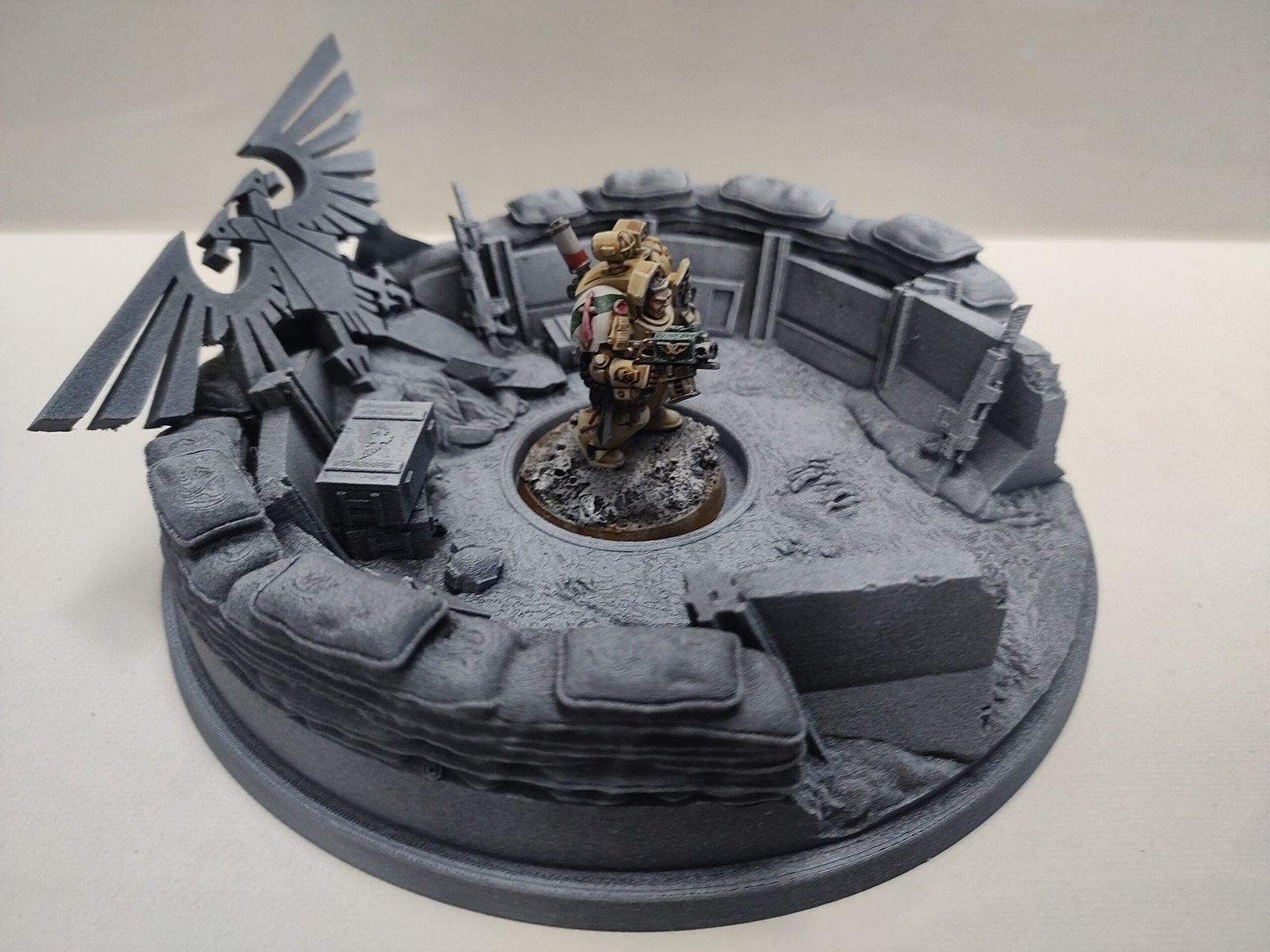 Diorama Tranchées pour figurines socle de 28 mm à XX mm 10 Diorama de tranchées pour figurines de collection. Possibilité d'augmenter l'échelle pour inclure le socle 32, 40, 50 et plus sur demande avec supplément. - Type de produit : Diorama pour figurines diamètre socle 28mm, hauteur totale 4cm, diamètre totale 10cm - possibilité d'imprimer dans une autre échelle - Âge recommandé : 12 ans et + - Composition du lot : Diorama avec éléments de sac de sable et tranchée, sans la figurines de scout Neuf à peindre, imprimé en PLA plus haute qualité Un superbe décor pour vos figurines de collection de bataille ! N'hésitez pas à me contacter pour plus d'informations. Produit sous licence commerciale par MINIFORGE.